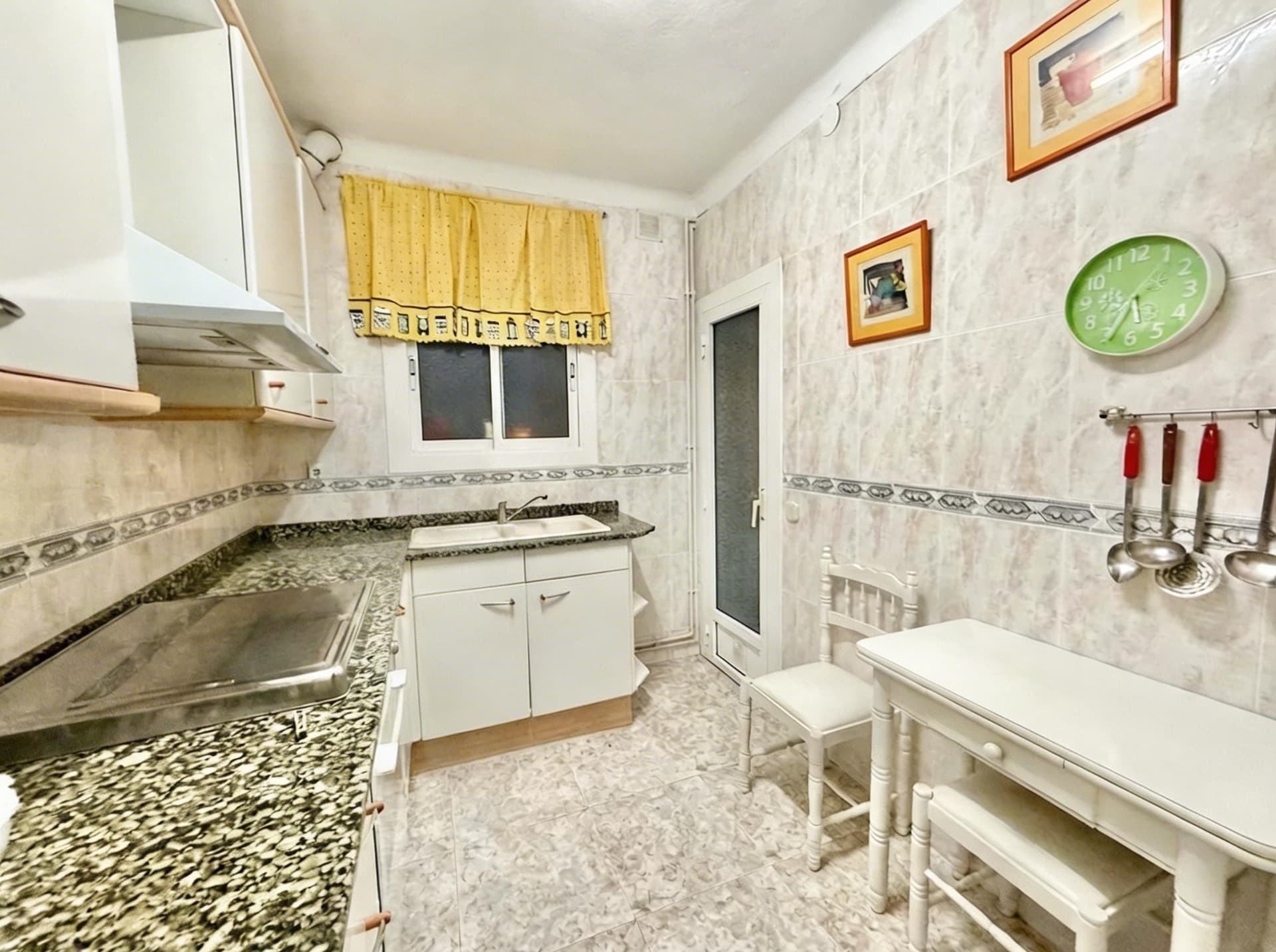 Foto de cocina limpia y ordenada editada con Inmoedit