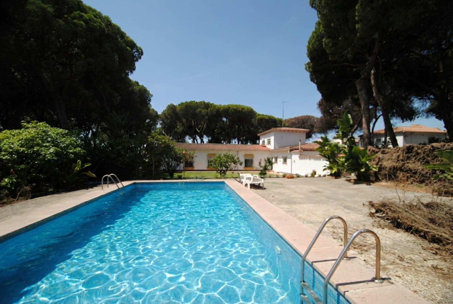 Foto de piscina limpia y llena editada con Inmoedit