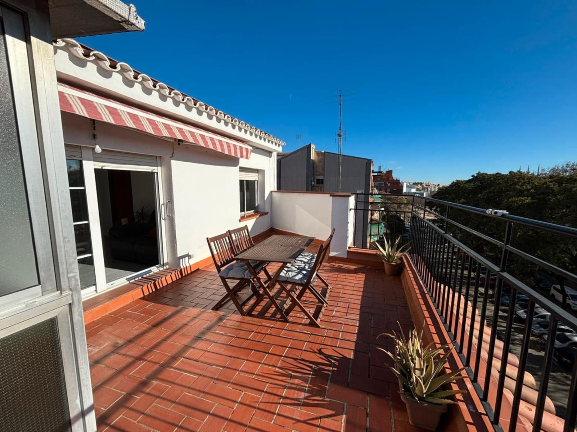 Foto exterior con cielo azul y despejado editada con Inmoedit