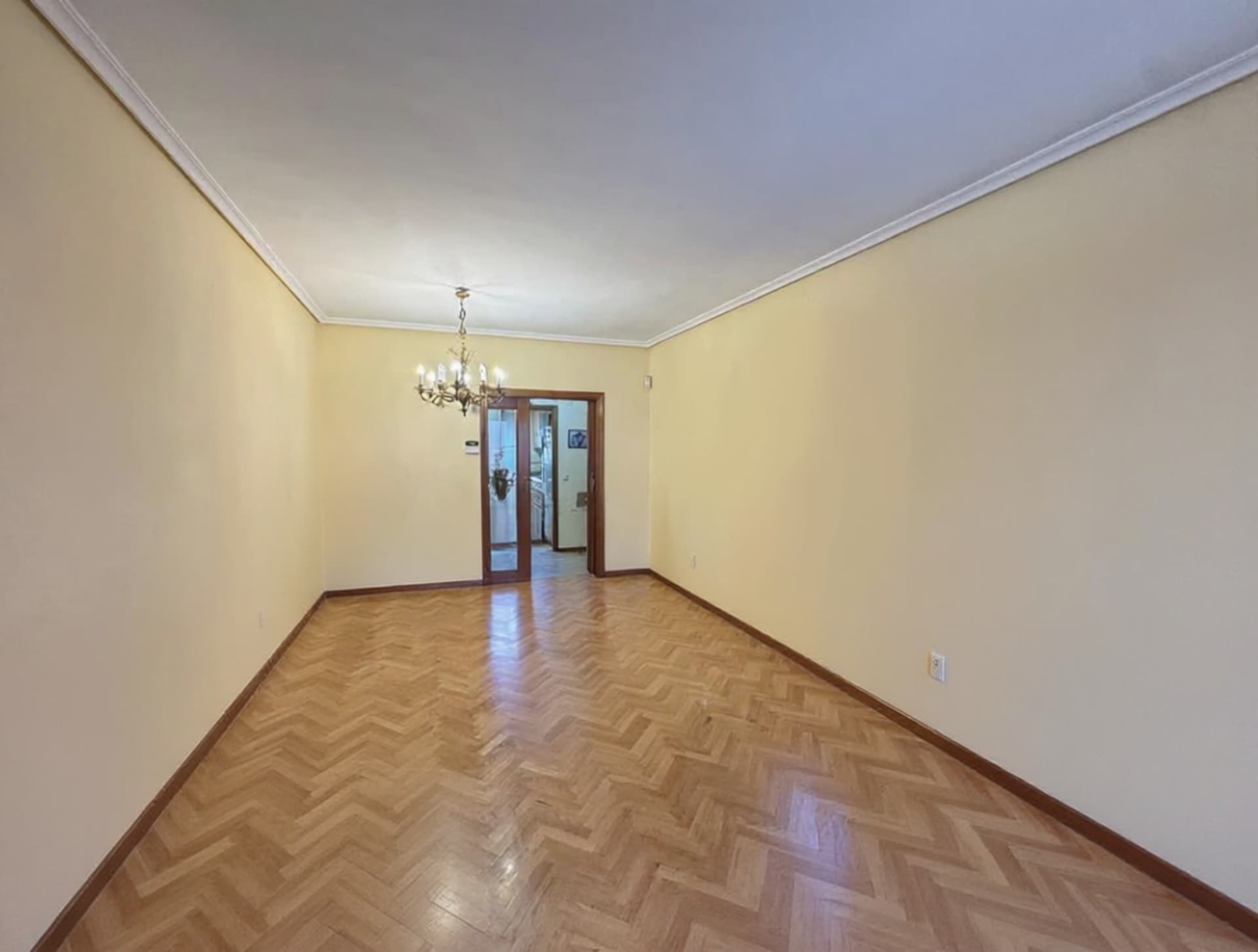 Leeres Wohnzimmer nach dem Entfernen von Möbeln mit KI