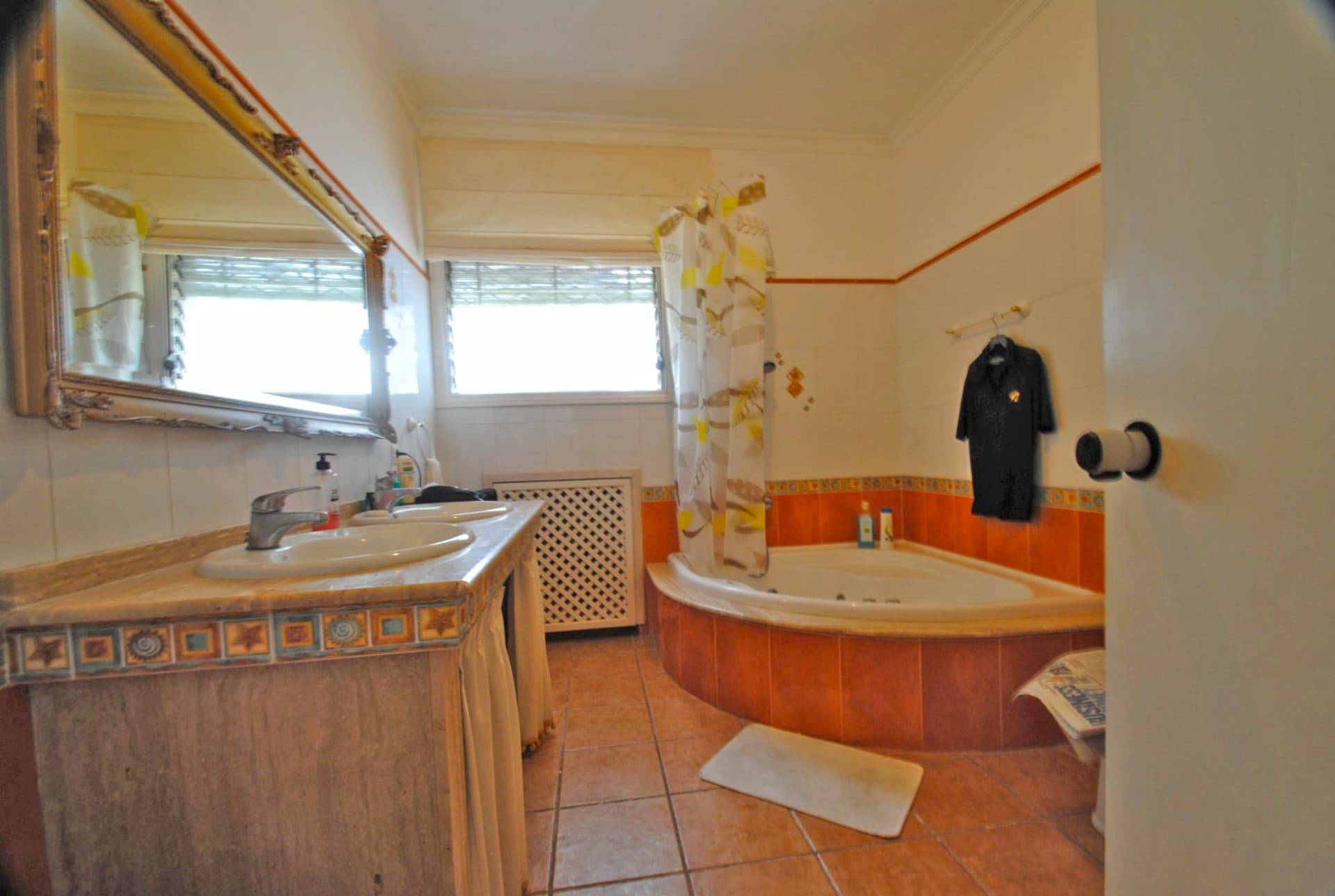 Photo of an old and outdated bathroom