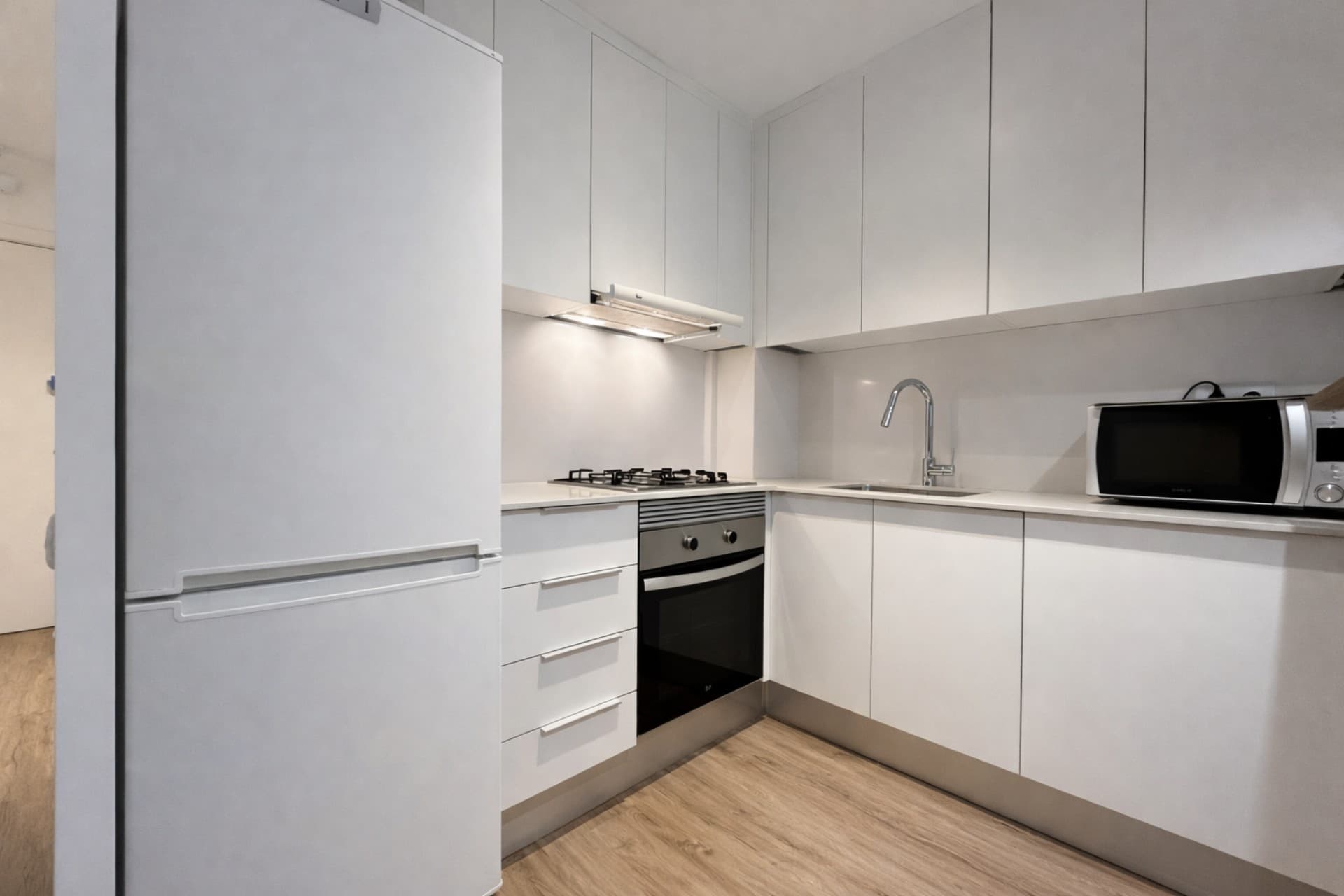 Photo of a kitchen without the Idealista watermark edited with Inmoedit