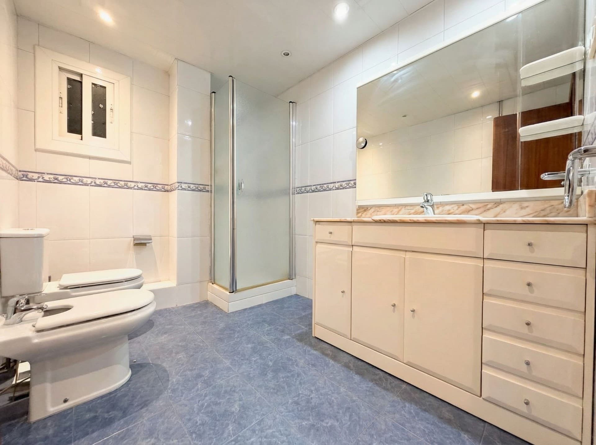 Old bathroom before redesign