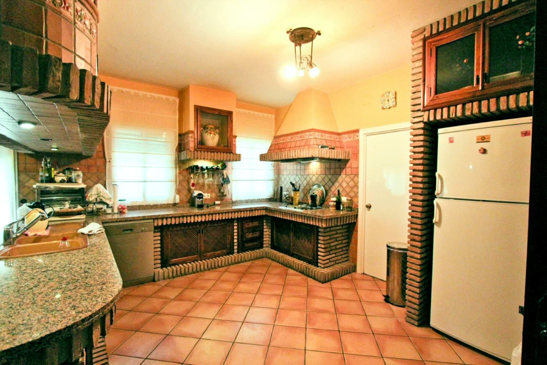 Cocina antigua antes de rediseño en estilo escandinavo con IA