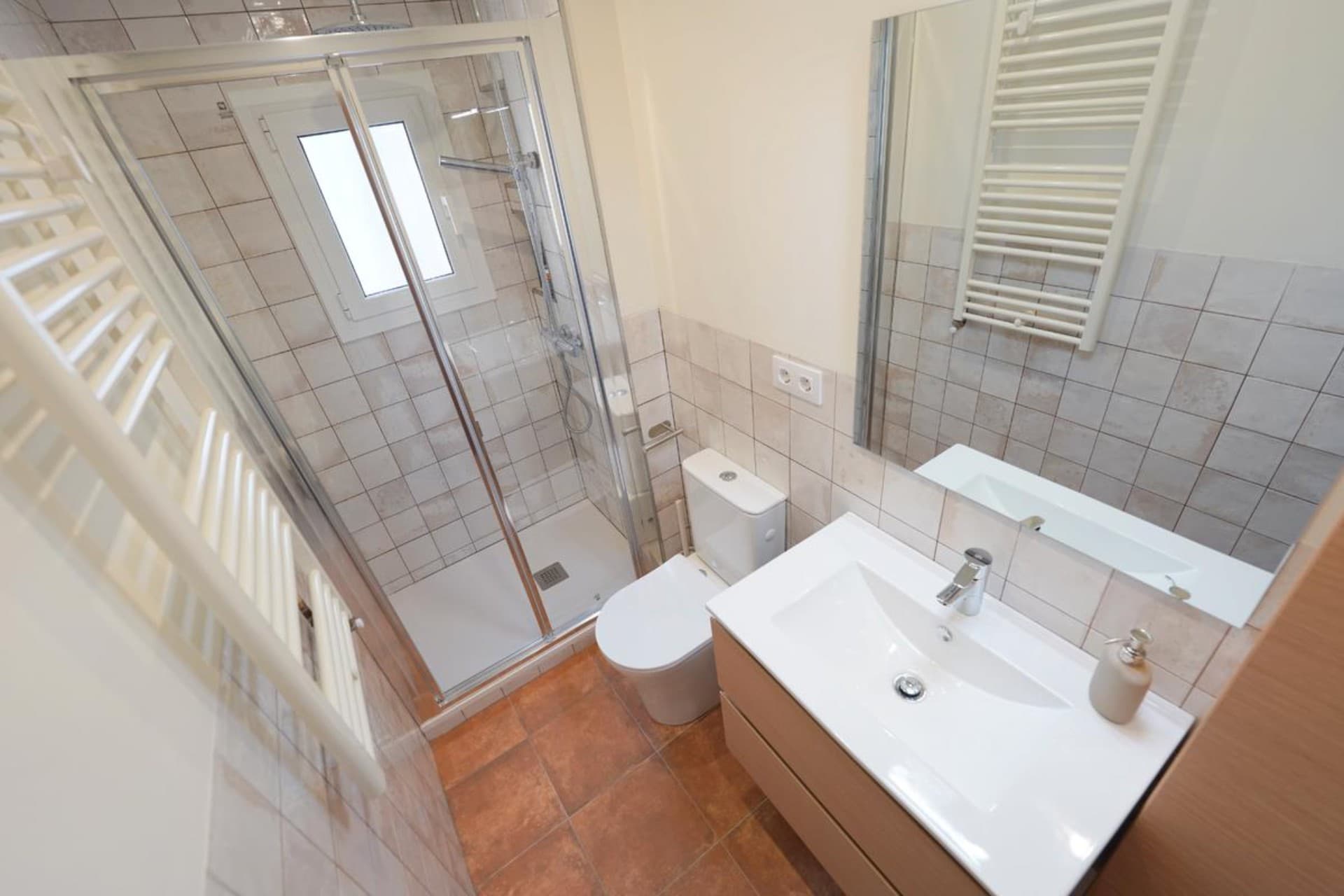 Leeres Badezimmer vor KI-Rendering