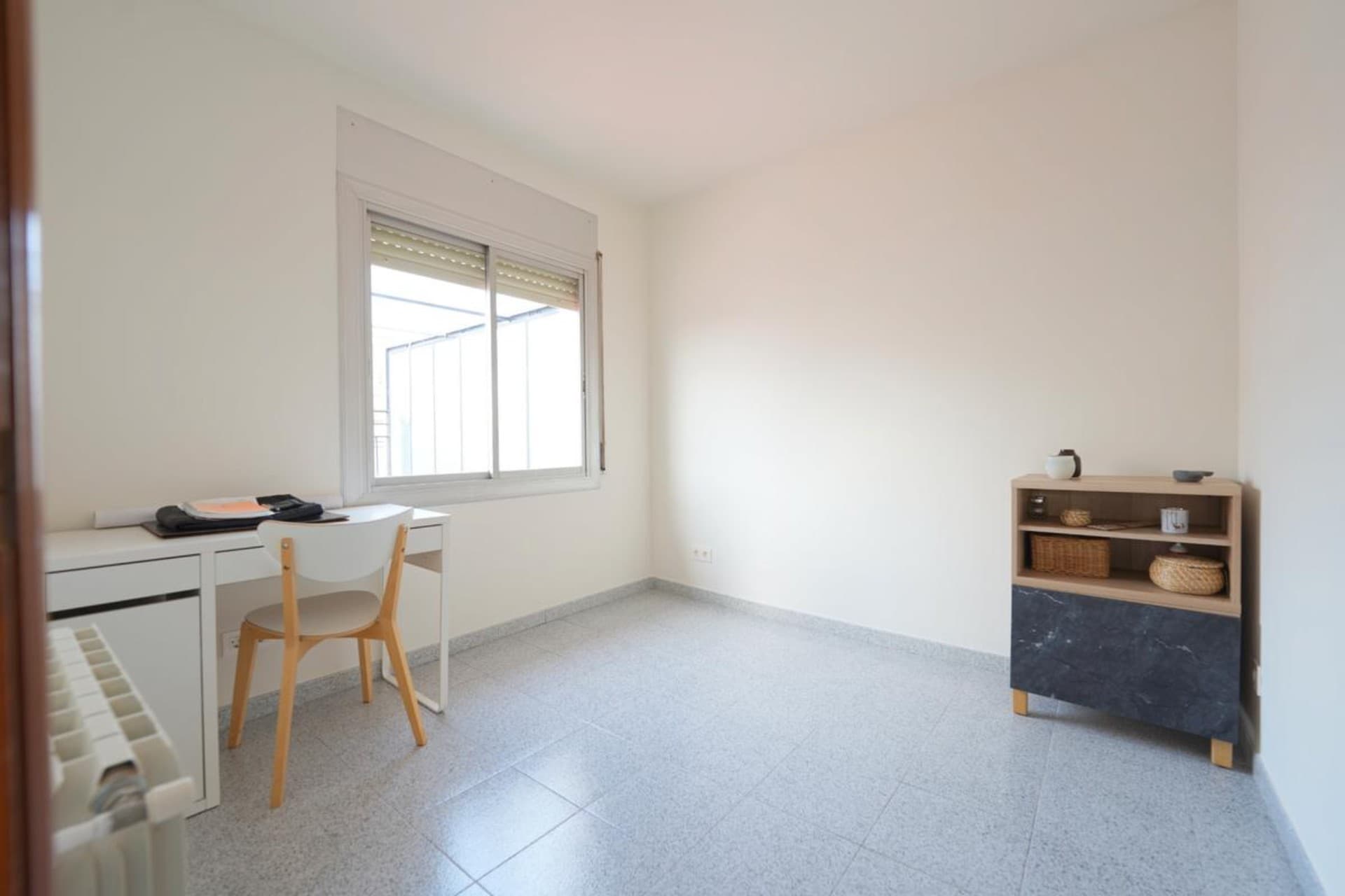 Oficina con muebles antiguos antes del decorado virtual