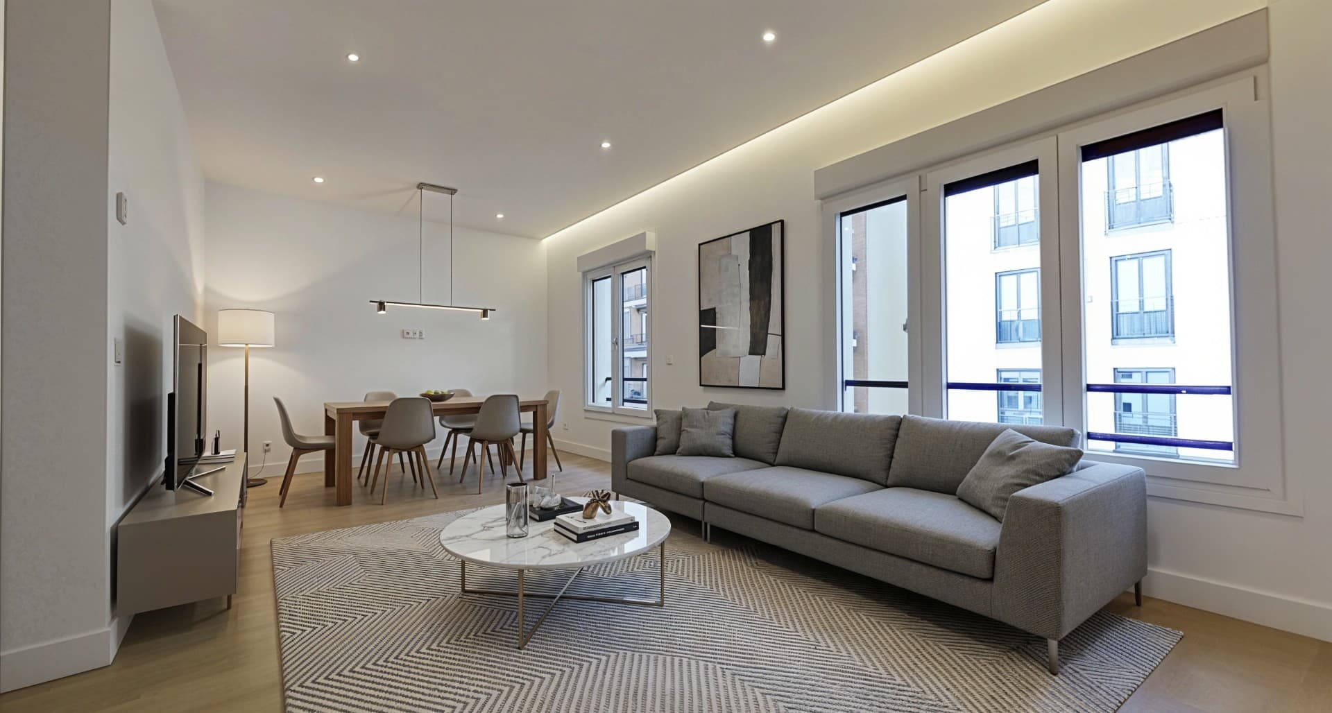 Salón amueblado con home staging virtual de Inmoedit