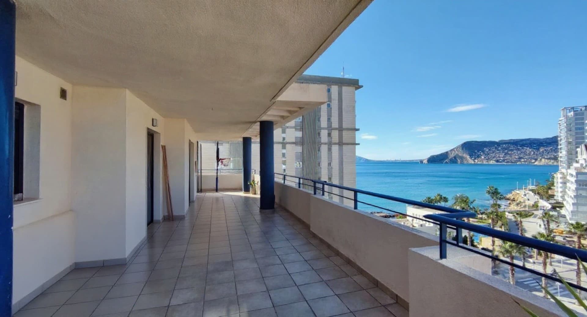 Terraza vacía antes del home staging virtual